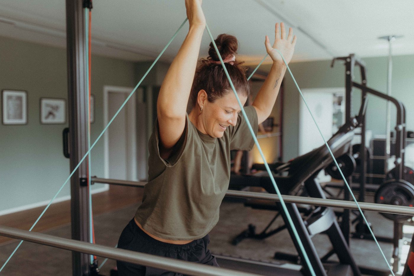 Vrouw traint balans en stabiliteit op de Sensopro
